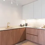 De Diseno Reformado Con Piscina Y Jardin *