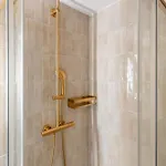 De Diseno Reformado Con Piscina Y Jardin *