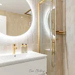 De Diseno Reformado Con Piscina Y Jardin