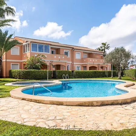 De Diseno Reformado Con Piscina Y Jardin Denia