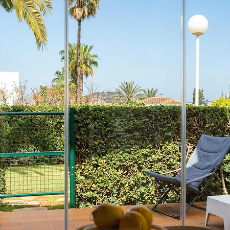 De Diseno Reformado Con Piscina Y Jardin