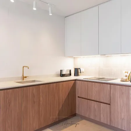 De Diseno Reformado Con Piscina Y Jardin *