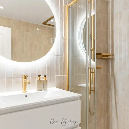 De Diseno Reformado Con Piscina Y Jardin