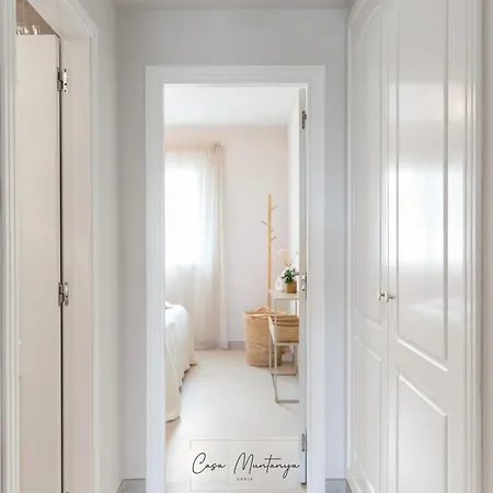 De Diseno Reformado Con Piscina Y Jardin *