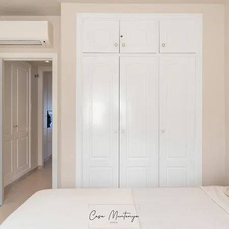 De Diseno Reformado Con Piscina Y Jardin