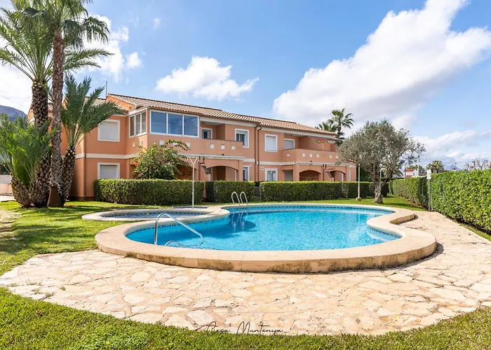 De Diseno Reformado Con Piscina Y Jardin Денія