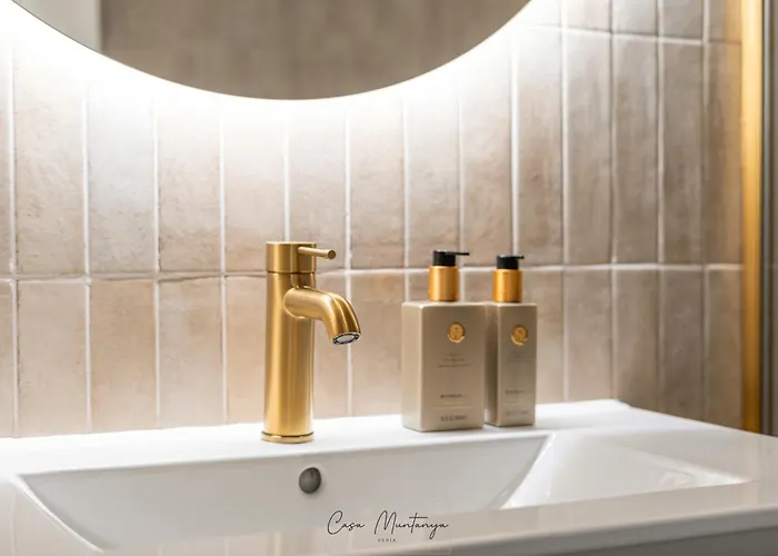 De Diseno Reformado Con Piscina Y Jardin Апартаменти