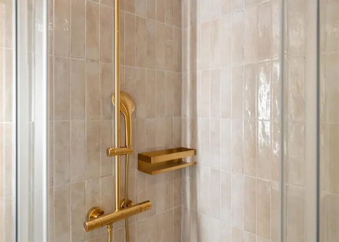 De Diseño Reformado Con Piscina Y Jardín *