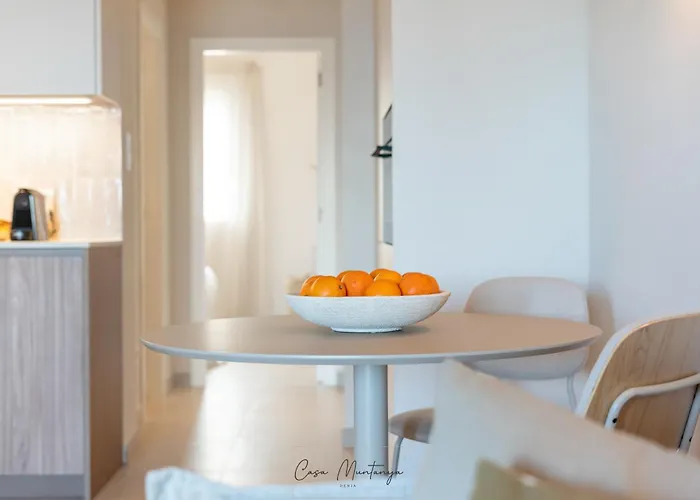 De Diseno Reformado Con Piscina Y Jardin