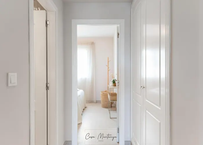 De Diseno Reformado Con Piscina Y Jardin *