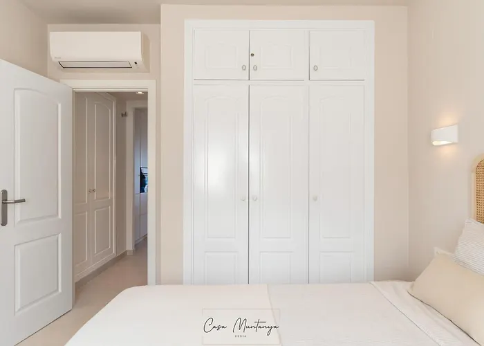 De Diseño Reformado Con Piscina Y Jardín