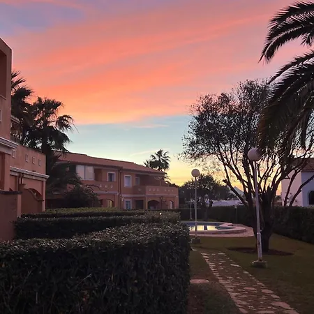 De Diseno Reformado Con Piscina Y Jardin *