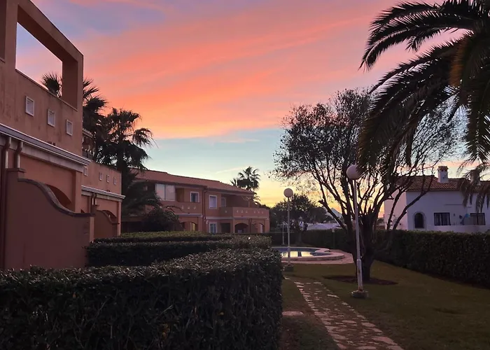 De Diseno Reformado Con Piscina Y Jardin *