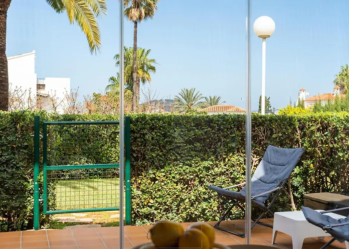 De Diseno Reformado Con Piscina Y Jardin