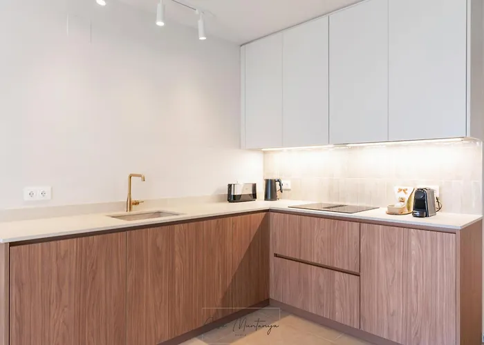 De Diseno Reformado Con Piscina Y Jardin *