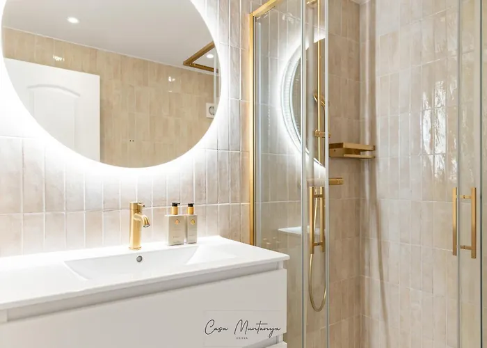 De Diseno Reformado Con Piscina Y Jardin